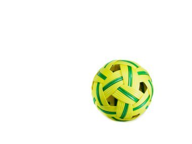 Beyaz arka plan üzerinde eski rattan topu sepak takraw topu
