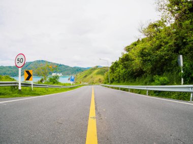 asfalt yol Hill ile limit hız işareti kurulu deniz Adası'nda phuket Tayland