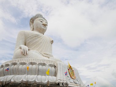 açık yol kenarı genel Tapınağı, Phuket Tayland, tapınak beyaz Big Buddha sanatçı Hayır işe almak insanlar tarafından bağışlanan parayla yarattı kopyada kısıtlamak veya kullanın