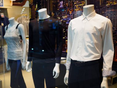 moda evi büyük alışveriş merkezi içinde closeup kadın ve erkek mankenler