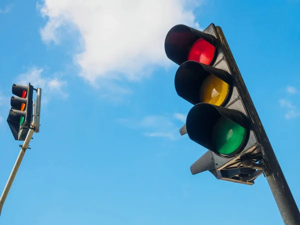 Ampel mit einem schönen blauen Himmel im Hintergrund — Stockfoto