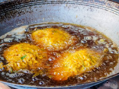 Curried yemek karides kek bir Pan pişirme yağı ile