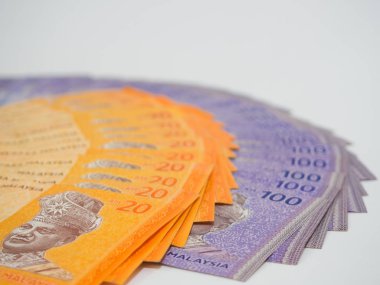 Yakın kadar Malezya para birimi Rm 20 ve 100 Ringiti banknotlar, ekonomi kavramı seçici odak