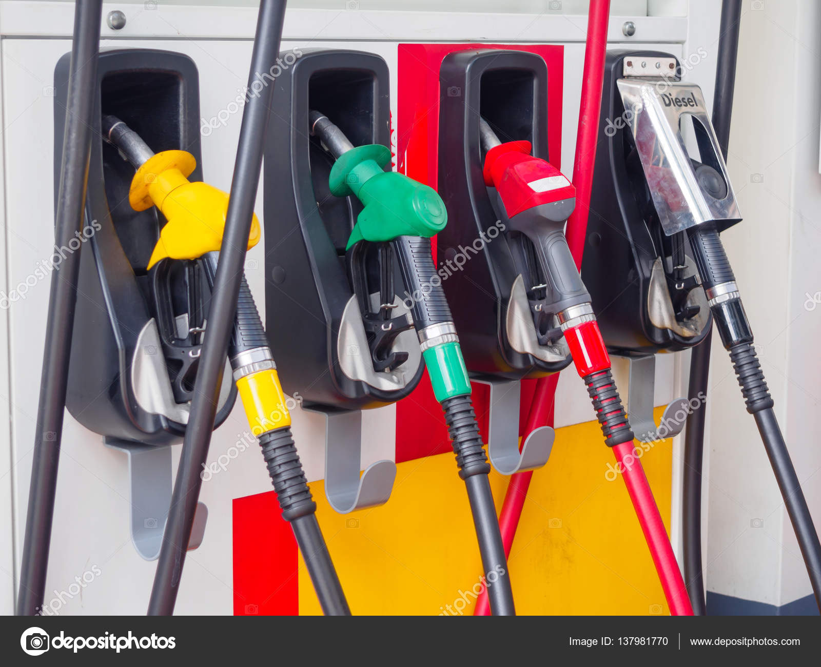 Zugeführte Pumpe Der Zapfpistole an Der Tankstelle Stockfoto