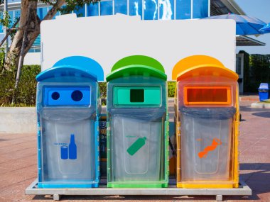 Geri dönüşüm malzemelerinin toplanması için farklı renkli kutular