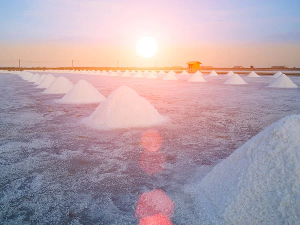 Bandeja de sal o campo de sal con fondo de cielo azul y lente llamarada o mancha solar — Foto de Stock