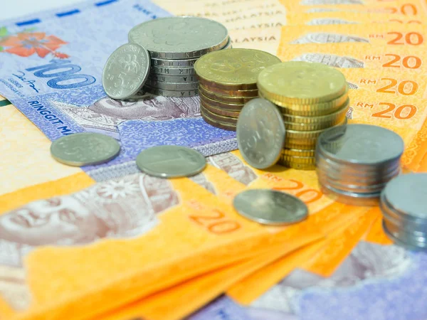 Nahaufnahme der malaysischen Währung RM 20 und 100 Ringgit Banknoten und Münzen, Finanzierungskonzept selektiver Fokus — Stockfoto