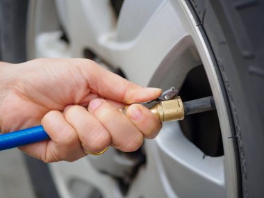 Hava basıncı ve dolum havada lastikleri kontrol sürücüyü kapatmak