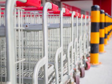 süpermarkette alışveriş sepeti yığını