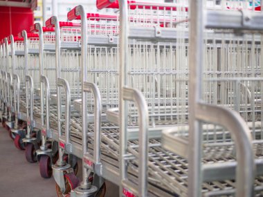 süpermarkette alışveriş sepeti yığını