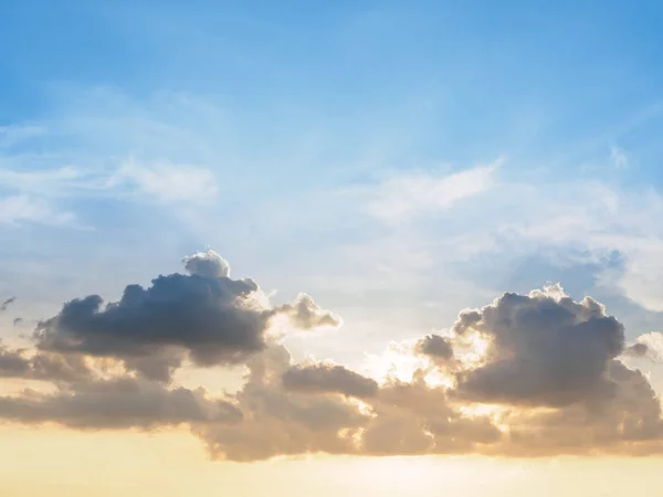 Himmel, hellblau, orange und gelb Farben Sonnenuntergang. Sofortbild, getöntes Bild. Hintergrund des Gefälles — Stockfoto