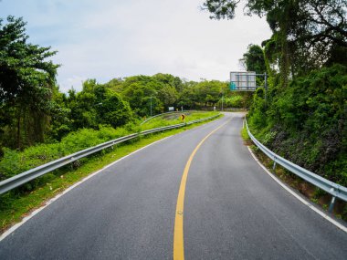 Asfalt yolda hill adlı phuket Tayland
