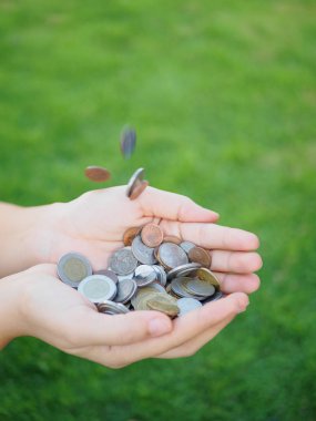 soyut para tasarrufu insan eli paraları tutan ve yeşil çim arka plan ile