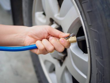 Hava basıncı ve dolum havada lastikleri kontrol sürücüyü kapatmak