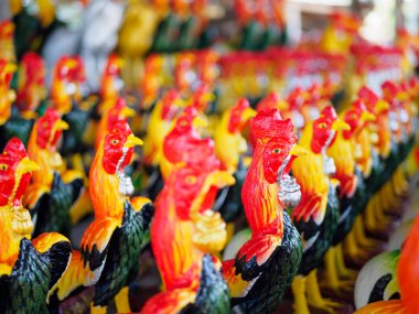 Bir sayıda horoz heykelini, renkli, horozlar tapınağın Tayland Tanrı'ya adanmış yerleştirilir