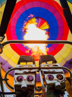 Portre renkli, sıcak hava balonu ateşle