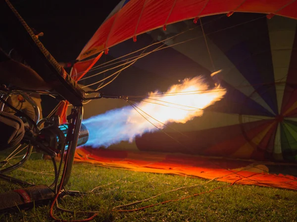Sıcak alevler patlamaları tırmanış için hazırlanıyor sıcak hava balonu içine. — Stok fotoğraf