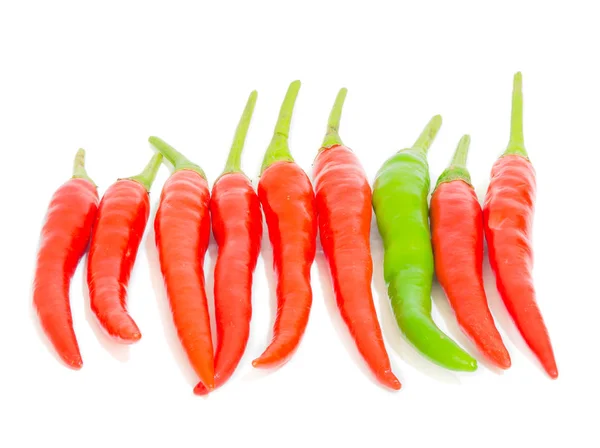 Fark renk kırmızı ve yeşil chilis paket — Stok fotoğraf