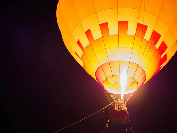 五颜六色的热气球与火和暗蓝的天空背景在晚上 — 图库照片
