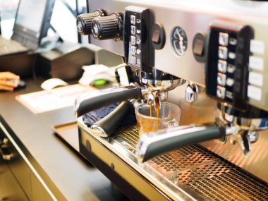 taze kahve hazırlama ve restaurant, bar veya pub fincan içine dökme kahve makinesi.