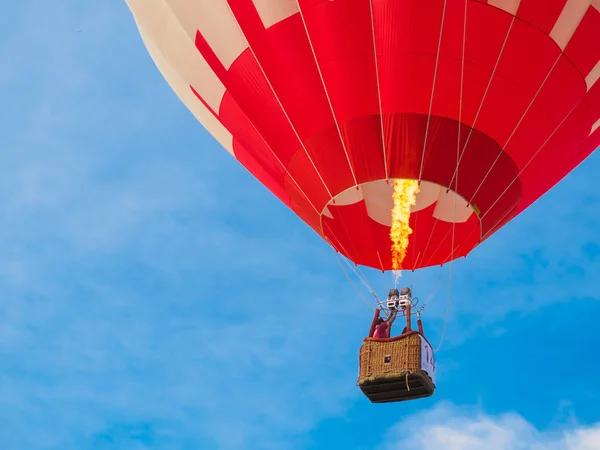 五颜六色的热气球与火和蓝色天空背景 — 图库照片