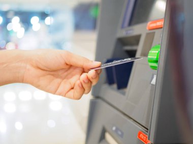 kadının elinin bir ATM banka kartı ekleme yakın çekim. yatay çekim.