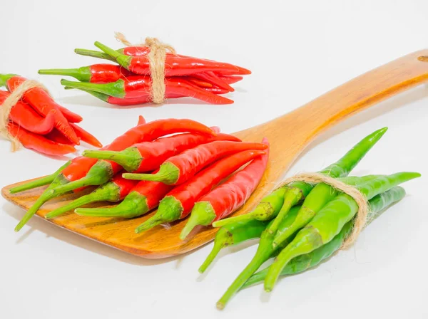 Diferença de pacote de cor chilis vermelho e verde — Fotografia de Stock