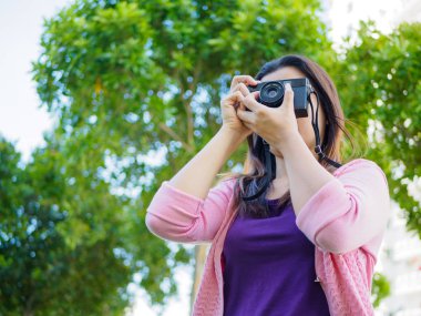 Retro film kamera ile profesyonel bir fotoğrafçı güzel kadındır