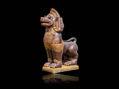 Asya imparatorluk aslan heykeli, göl kenarında siyah arka plan üzerine