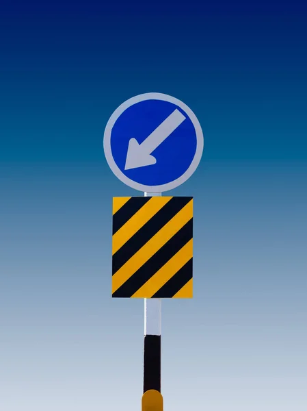 Mantenha o sinal esquerdo direito e os símbolos isolados no fundo azul e branco gradiente — Fotografia de Stock