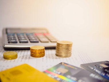 Kalem, hesap makinesi, sikke, Atm ve kredi kartı ile işletme finansı için banka hesabına kitap kaydetme.