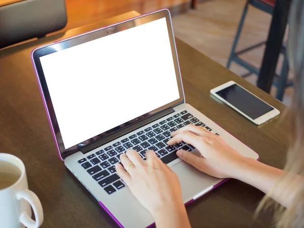 Досить молода жінка використовує ноутбук. Жінка працює на ноутбуці в кафе . — стокове фото