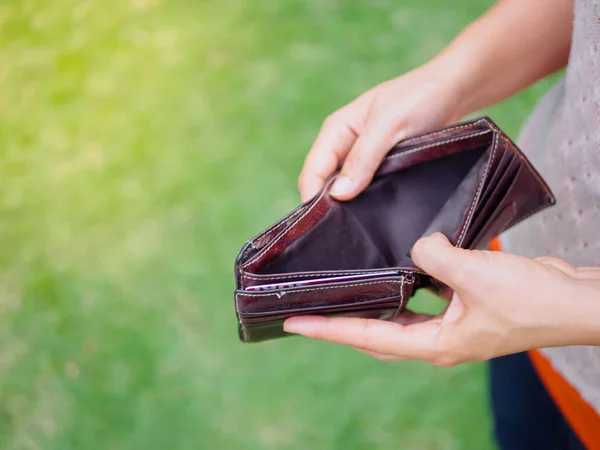 Mujer en bancarrota infeliz con billetera vacía. Mujer joven muestra su cartera vacía. Bancarrota —  Fotos de Stock