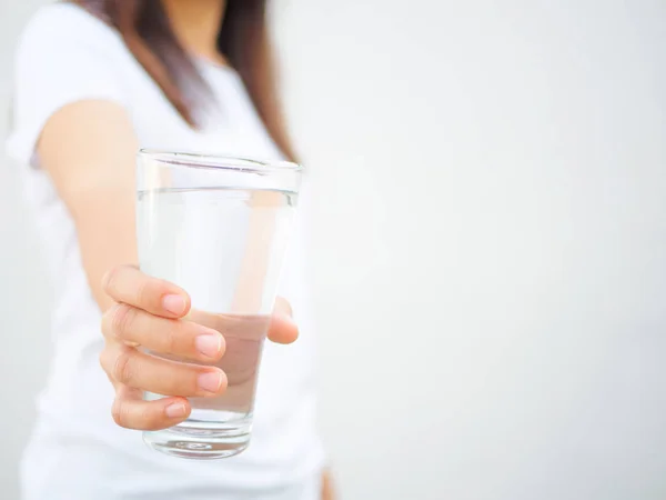 여자의 손에 깨끗 한 미네랄 워터의 유리. 환경 보호, 건강 음료의 개념. — 스톡 사진