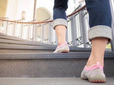 Güzel kadın bir merdiven ya da Lens Flare güneş lekesi ile kadar adım