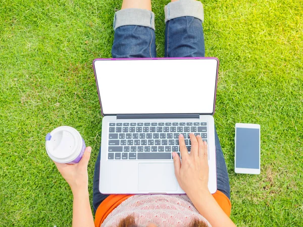 Dizüstü bilgisayar kullanan genç kadın. 