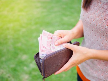 Kadınların elleri Tayland Bahtı para alarak