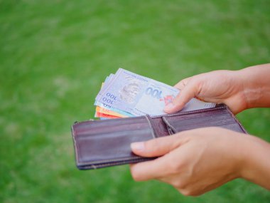 Kadınların elleri para Malezya Ringiti alarak 