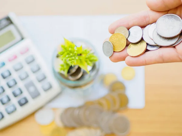 Abstracto de ahorro de dinero pequeño árbol de bebé con frasco de vidrio Monedas — Foto de Stock