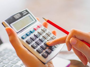 vrouw die werkt met calculator