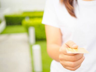 E-kart yeşil çim zemin üzerine Atm yuvasına ekleme kadın eli closeup