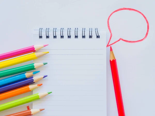 De potloden van de kleur op wit papier. Onderwijs materiaal terug naar school, voor de achtergrond en behang. — Stockfoto