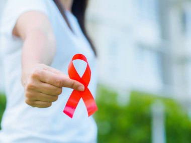 Genç kadın kadın kız genç el arka plan üzerinde kırmızı renk şerit duyarlılığı: