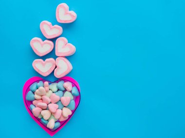 Hatmi Sevgililer günü kalpli çerçeve içinde aşk kavramı mavi gökyüzü arka plan üzerinde