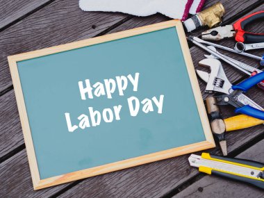 İşçi Bayramı arka plan kavramı - kot pantolon, kot arka plan üstten görünüm üzerinde İşçi Bayramı metinle birçok kullanışlı alet