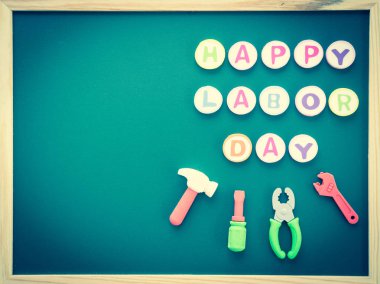 İşçi Bayramı arka plan kavramı - araçları oyuncak greenboard arka plan üstten görünüm üzerinde metinle mutlu İşçi Bayramı