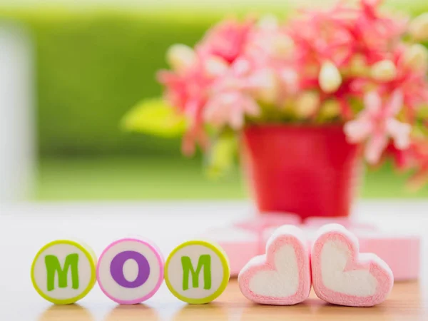 Conceito de dia da mãe. alfabeto MOM com marshmallow na forma de coração e flor no fundo — Fotografia de Stock