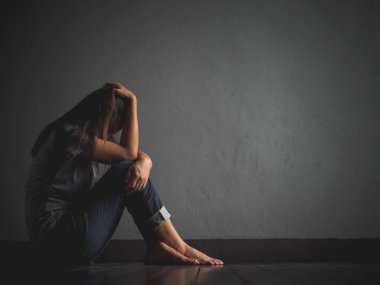 üzgün kadın kucakla onu diz ve çığlık. Boş bir odada tek başına oturan üzgün kadın.