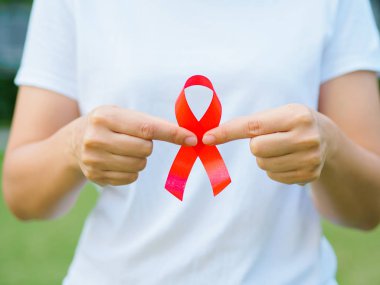 Genç kadın kadın kız genç el arka plan üzerinde kırmızı renk şerit duyarlılığı: 