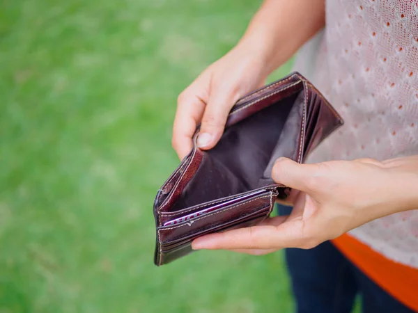 Mujer en bancarrota infeliz con billetera vacía. Mujer joven muestra su cartera vacía. Bancarrota —  Fotos de Stock
